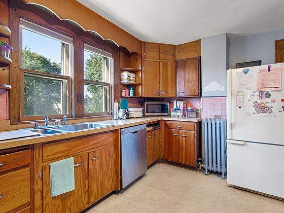4th image of 138 Forest St