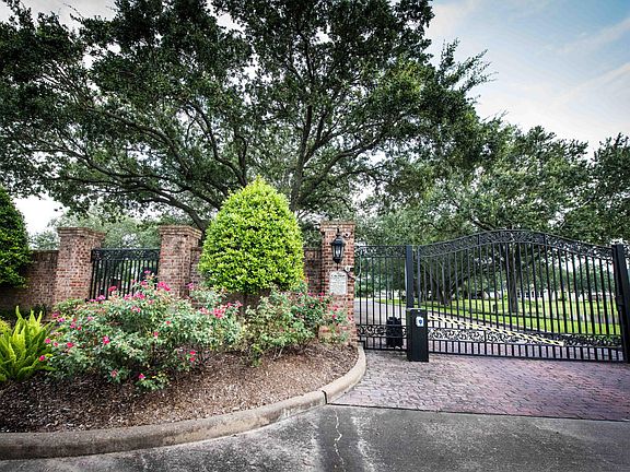 Gated community with easy access to Westpark toll. Kroger is conveniently located outside of the community back gate.