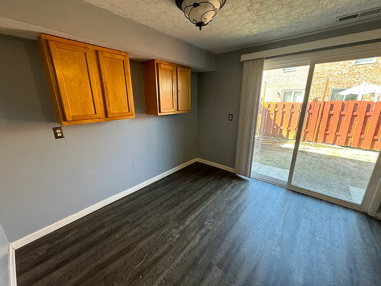 807 Clareridge Ln — Photo 5
