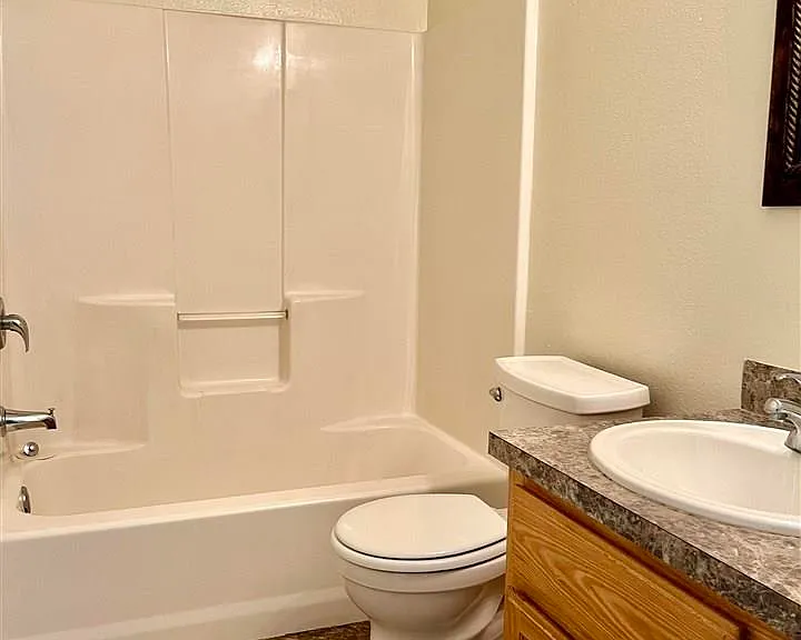 4 Johnathan Pl — Photo 10
