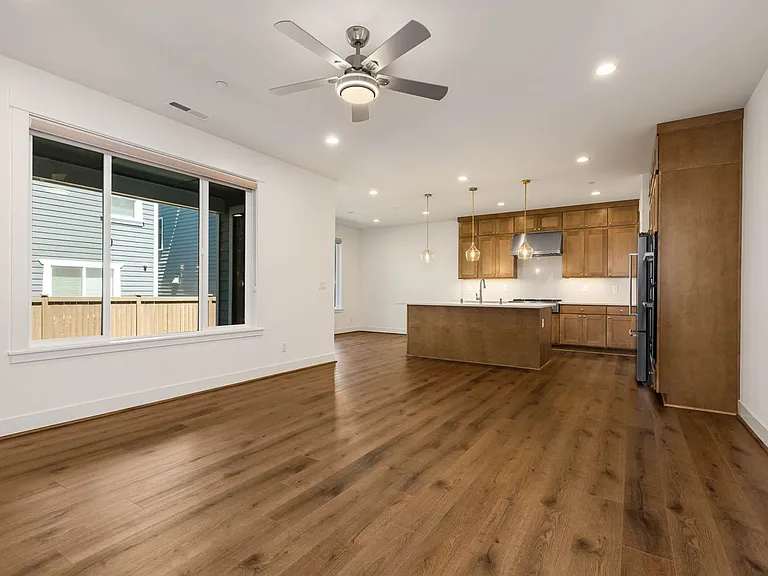 1781 246th Ct NE — Photo 5