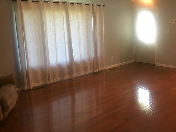 4th image of 312 Bridle Ln S