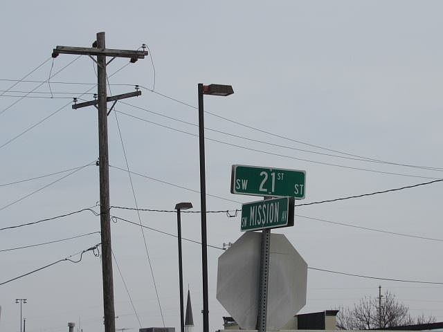2nd image of 2031 SW Mission Ave