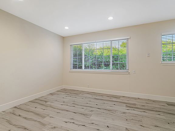 5th image of 833 Maryann Dr APT 4