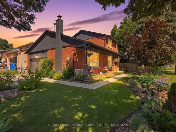 278 Carlisle St, Newmarket, ON L3Y 6C1