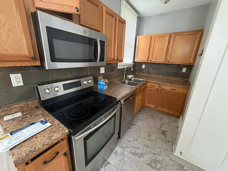 2414 W Maryland St — Photo 9