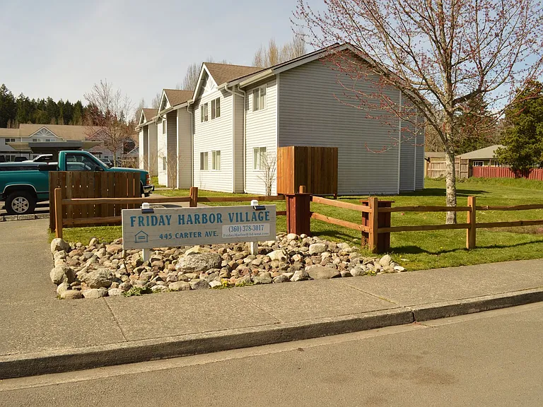 445 Carter Ave — Photo 1