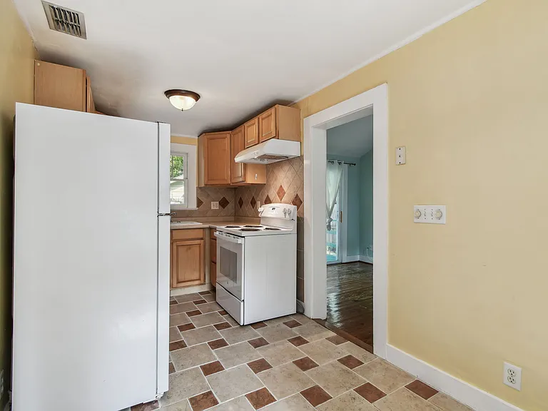 618 Louden Ave — Photo 2