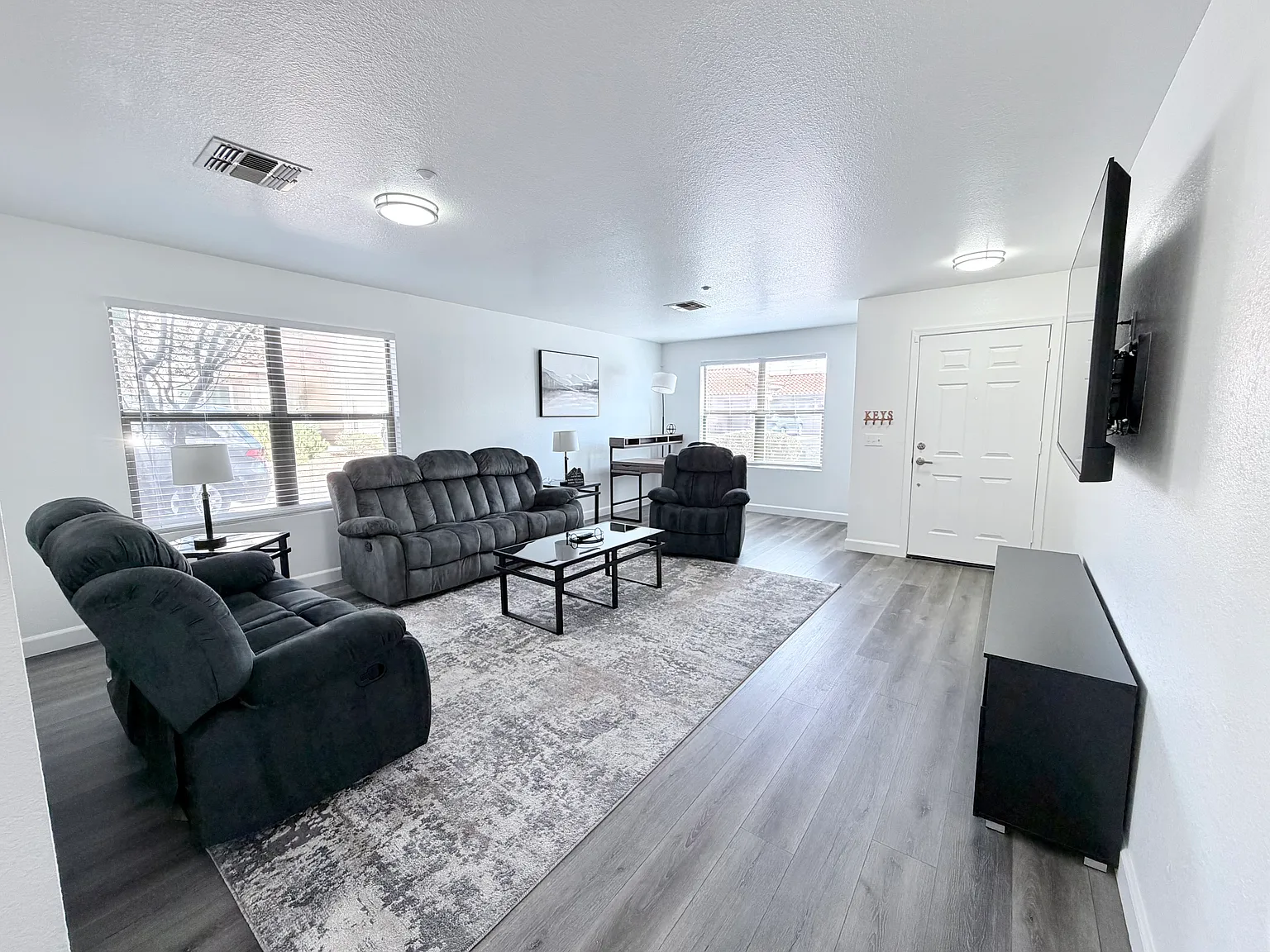 4 bed, 2.5 bath, 2411 sqft, $5,000 — Photo 4