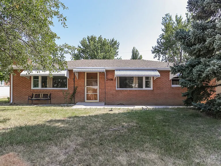 2408 Lake Dr — Photo 9