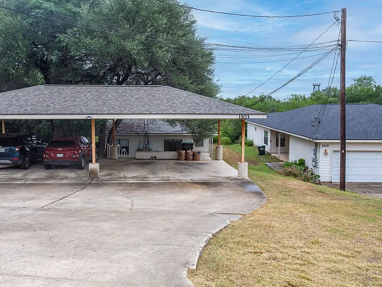 1103 Advance St — Photo 2
