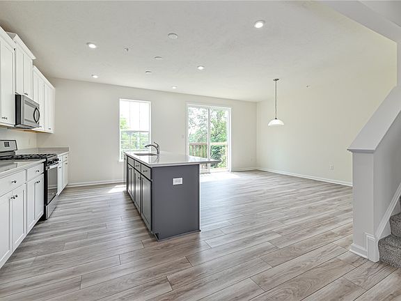 4th image of 115 Sweetwater Dr