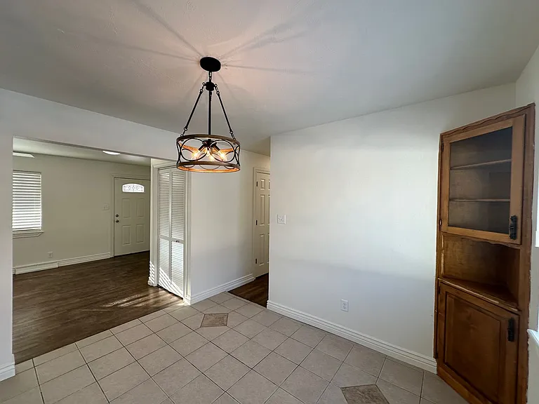 906 E Elm St — Photo 16