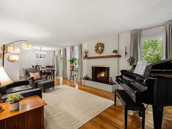3rd image of 1420 N Majesty Ct