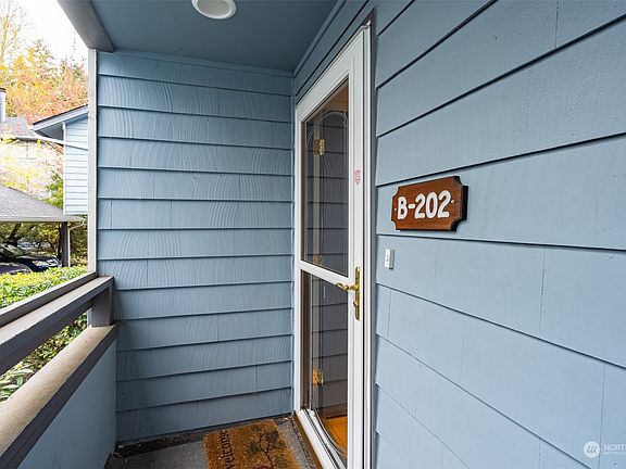 A covered entry welcomes you home!>