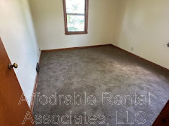 3rd image of 3272 N Sherman Blvd Unit 3