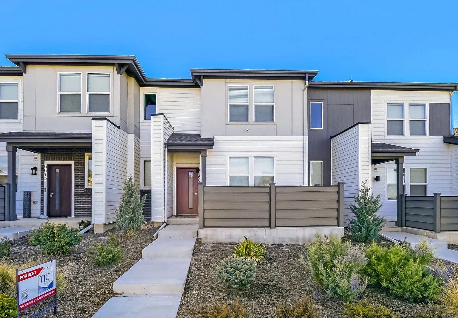 3 bed, 3.0 bath, 1644 sqft, $2,995 — Photo 2