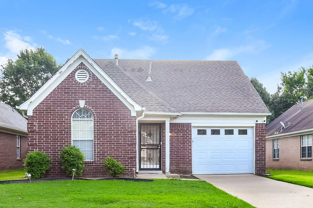 3 bed, 2.0 bath, 1252 sqft, $1,655 — Photo 1