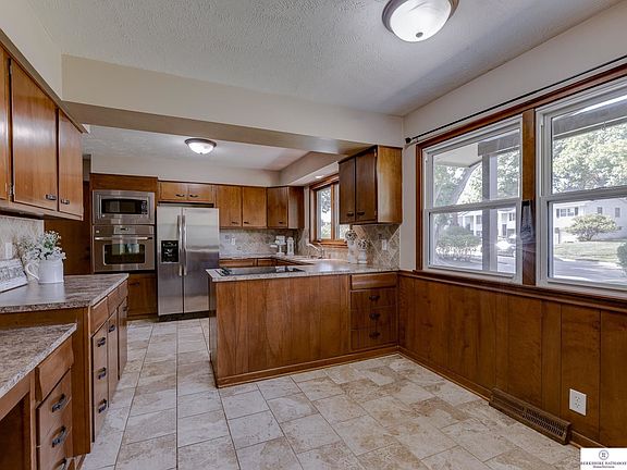 4th image of 11641 Douglas St