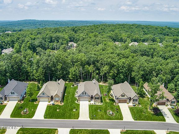 3rd image of 19 Oak Leaf Cir