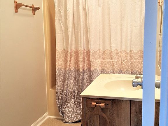 3rd image of 1604 Oak Hill Dr #A