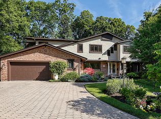 704 Essex Ct, Glen Ellyn, IL 60137