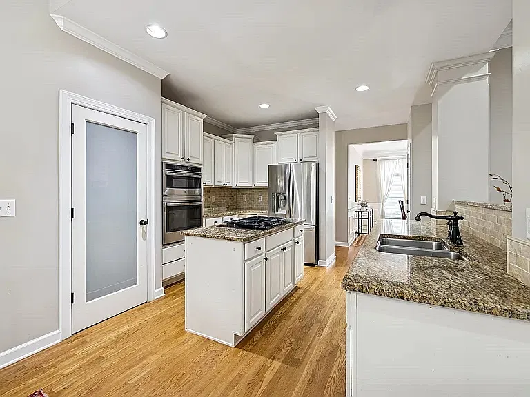 4 bed, 2862 sqft, $3,850 — Photo 4
