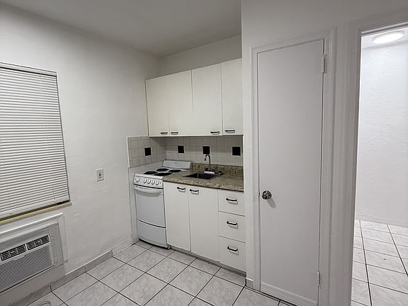 5th image of 1730 Van Buren St #11
