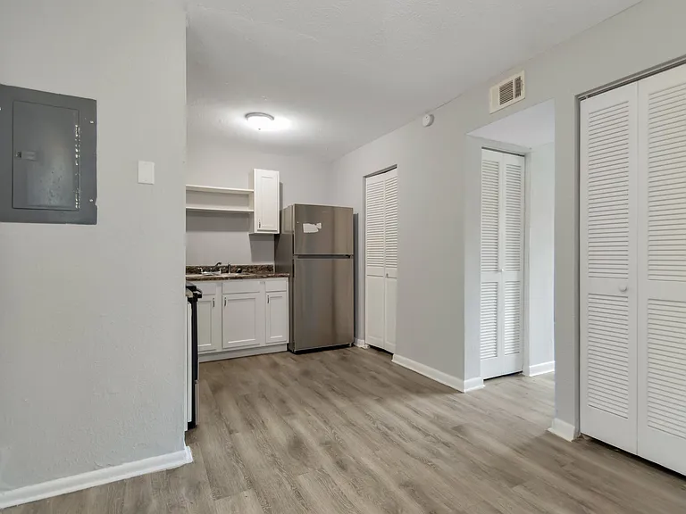 4543 Moncrief Rd W — Photo 5