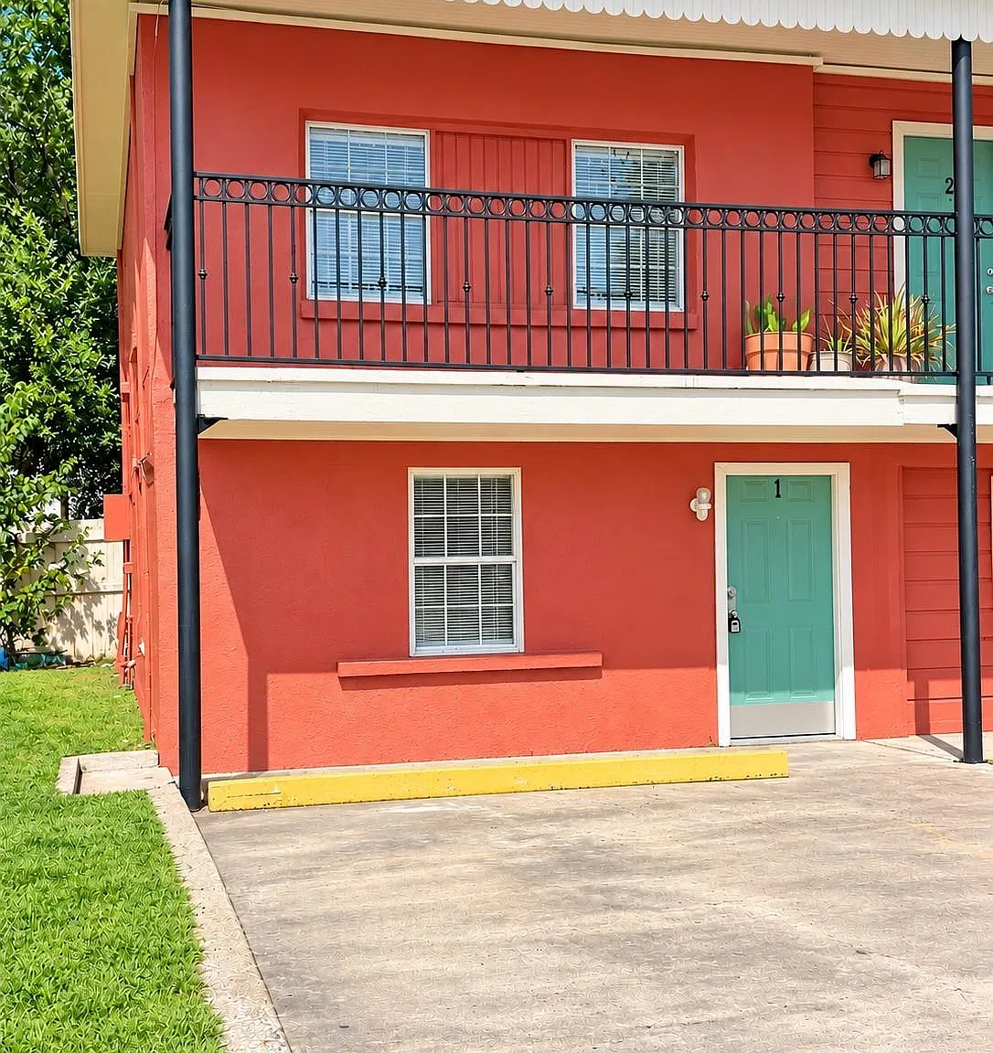 2 bed, 1.0 bath, 650 sqft, $950 — Photo 1