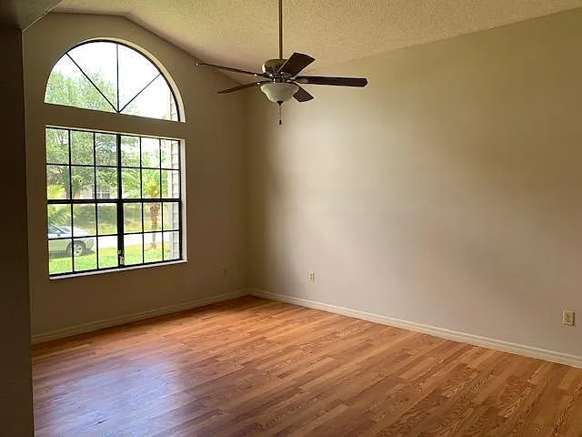 1098 Elmsford St NW — Photo 3