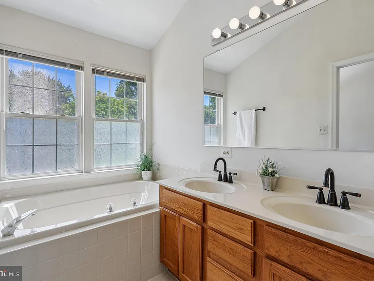 46 Waddington Ln — Photo 35