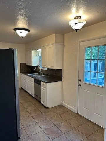 1525 Melrose Dr — Photo 5