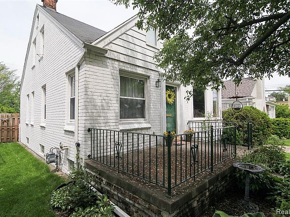 3rd image of 1866 Lancaster St
