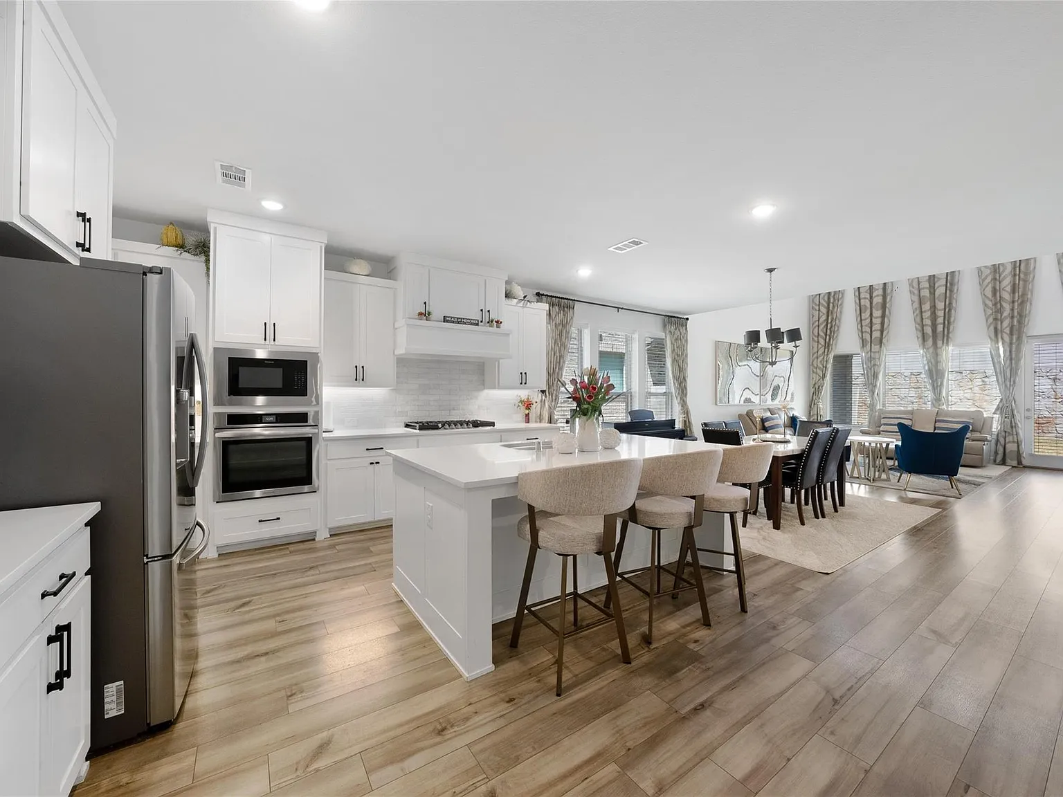 5 bed, 5.5 bath, 3445 sqft, $3,800 — Photo 2