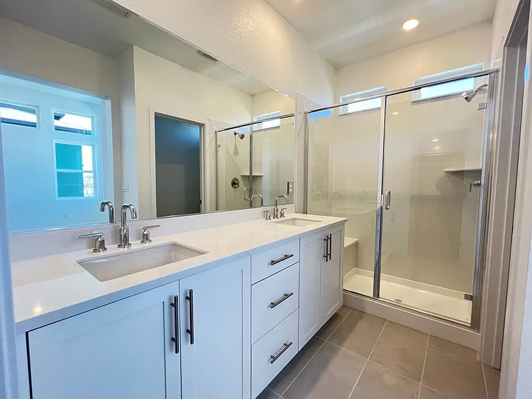 Dual sink master bath