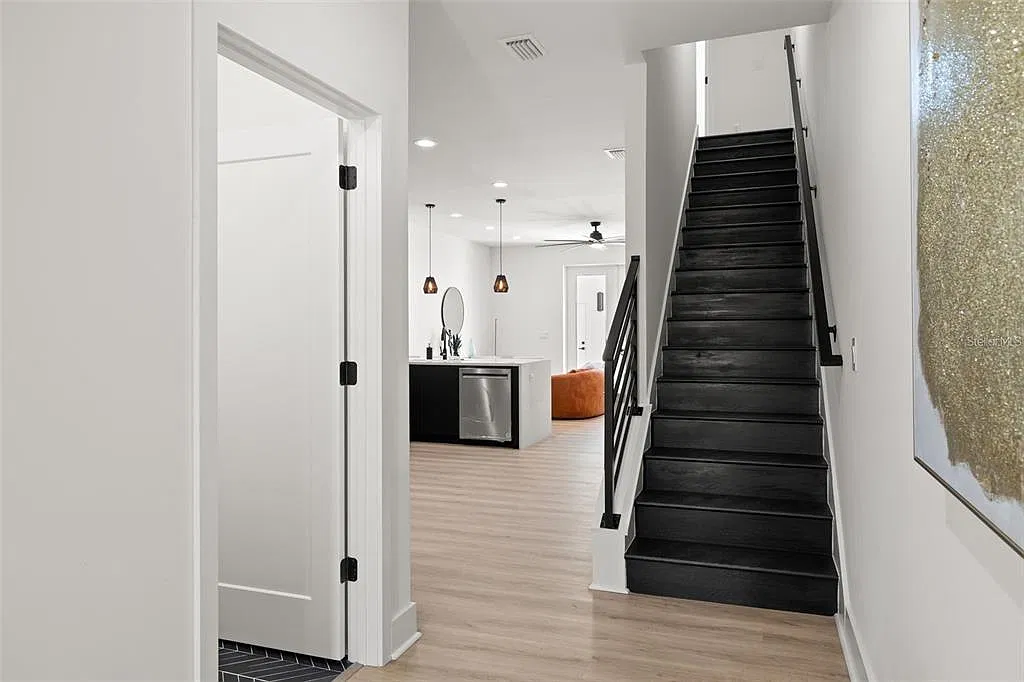 412 W Amelia Ave — Photo 4