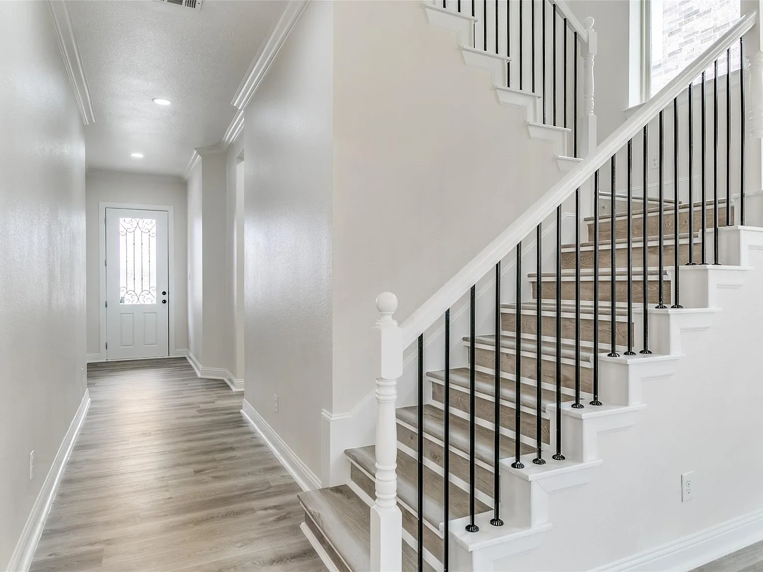 4 bed, 2413 sqft, $3,899 — Photo 3