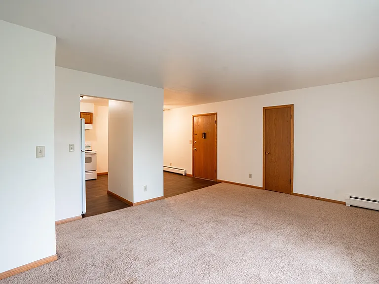 Fargo, ND Crown Court 1 Apartments | Living