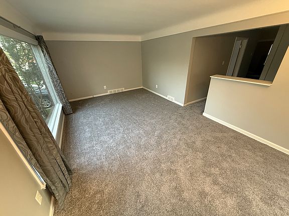 4th image of 15792 Belmont Ave