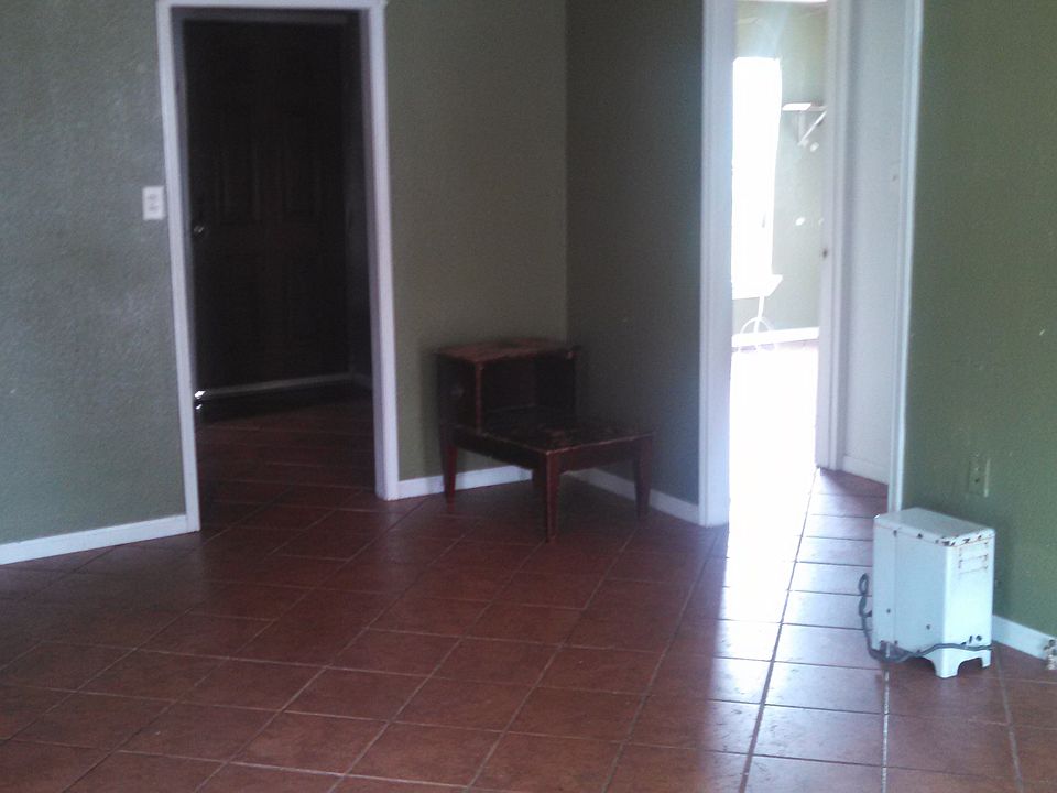 2nd image of 424 W Avenue C
