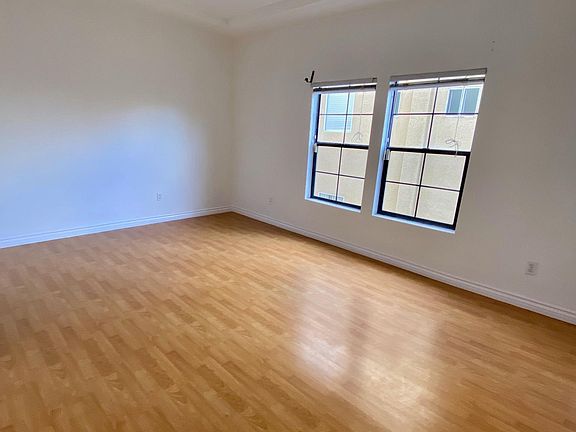 4th image of 12603 Moorpark St Unit 204