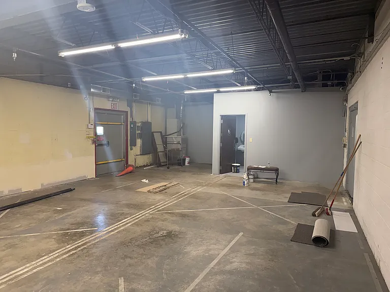706 W Baltimore St — Photo 16