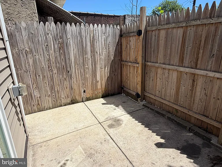 2643 N Mascher St — Photo 23