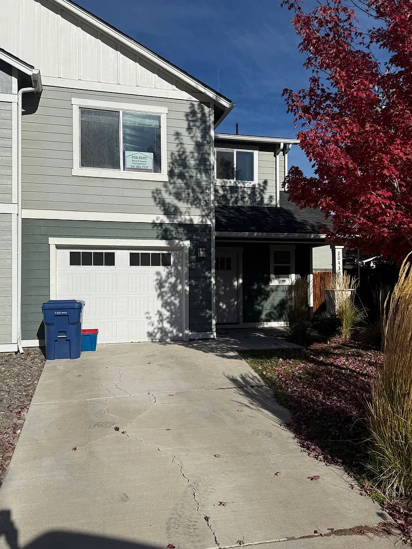 SE Newer Townhouse, 3 Bedrooms, 2 1/2 Baths, Garage, Gas Heat, Patio, Pet Considered — Photo 1