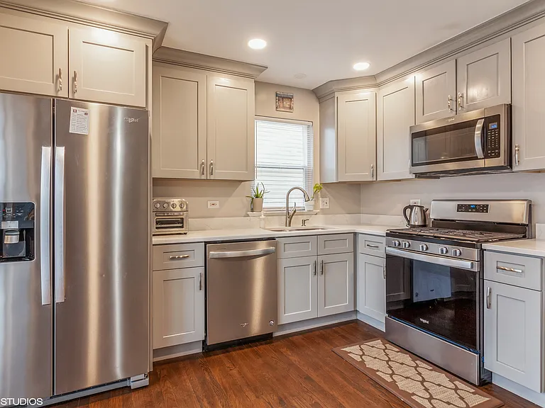 2043 University Dr — Photo 4