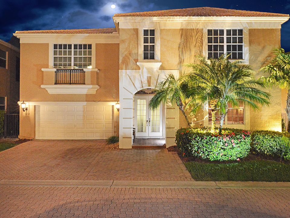 Home For Sale In Woodfield Country Club