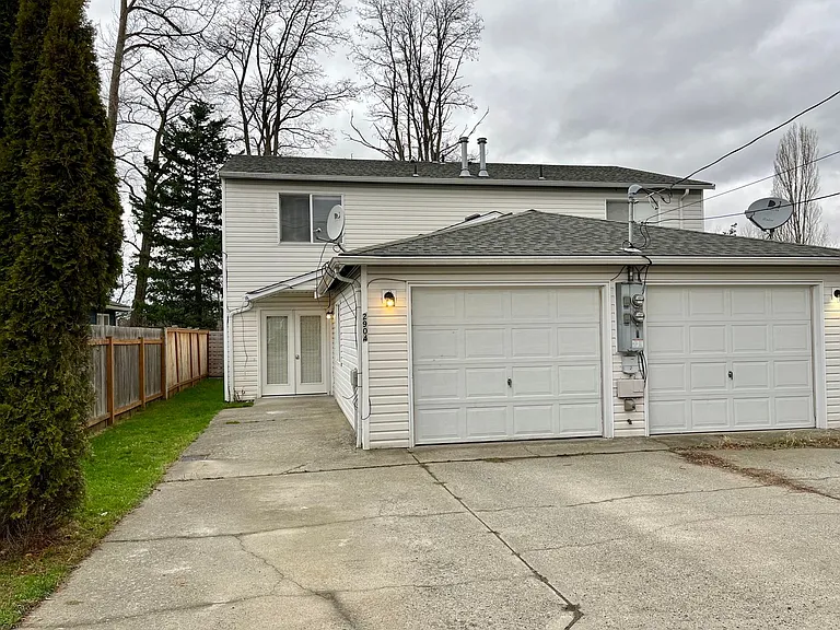 3 Bed, 2 Bath Home- Fenced Back Yard! — Photo 2