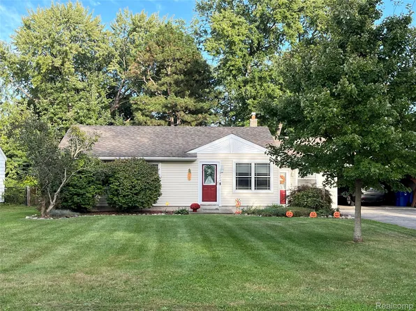 3404 Loon Lake Shores Rd, Waterford, MI 48329