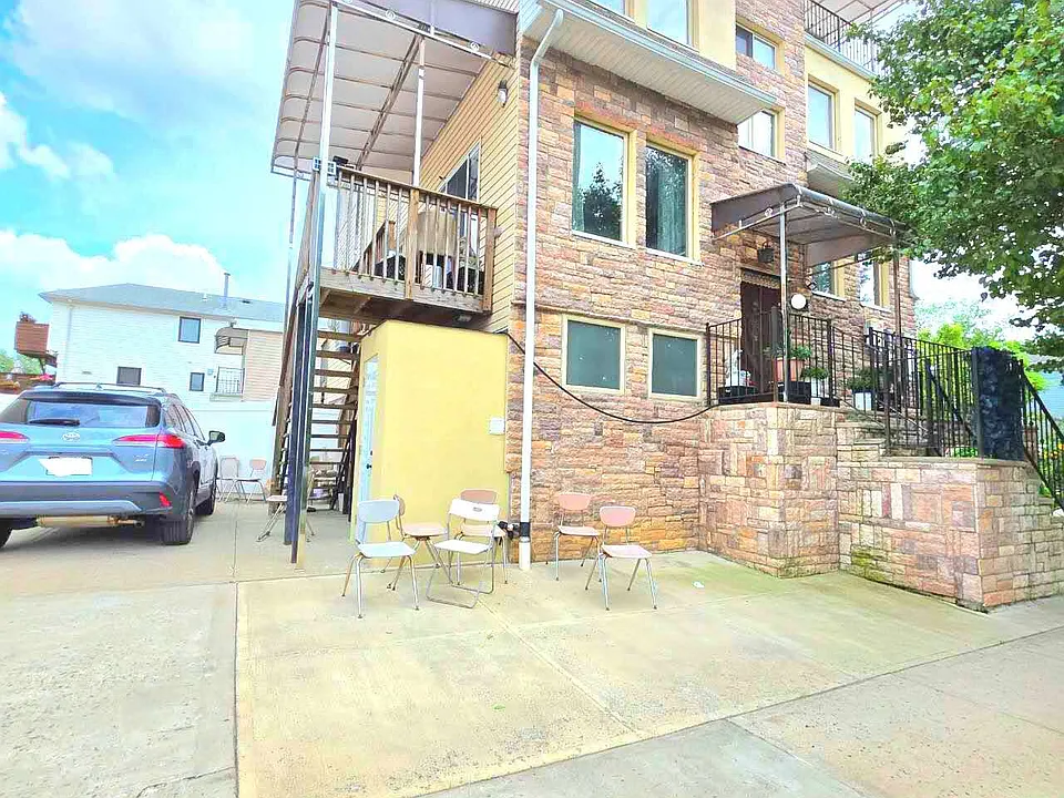 158 Freeborn St #1